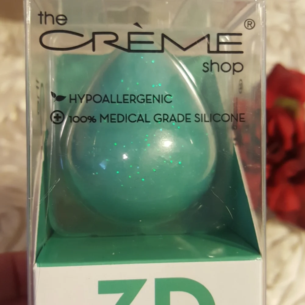 Creme Shop Silicone Blending Sponge Blue.